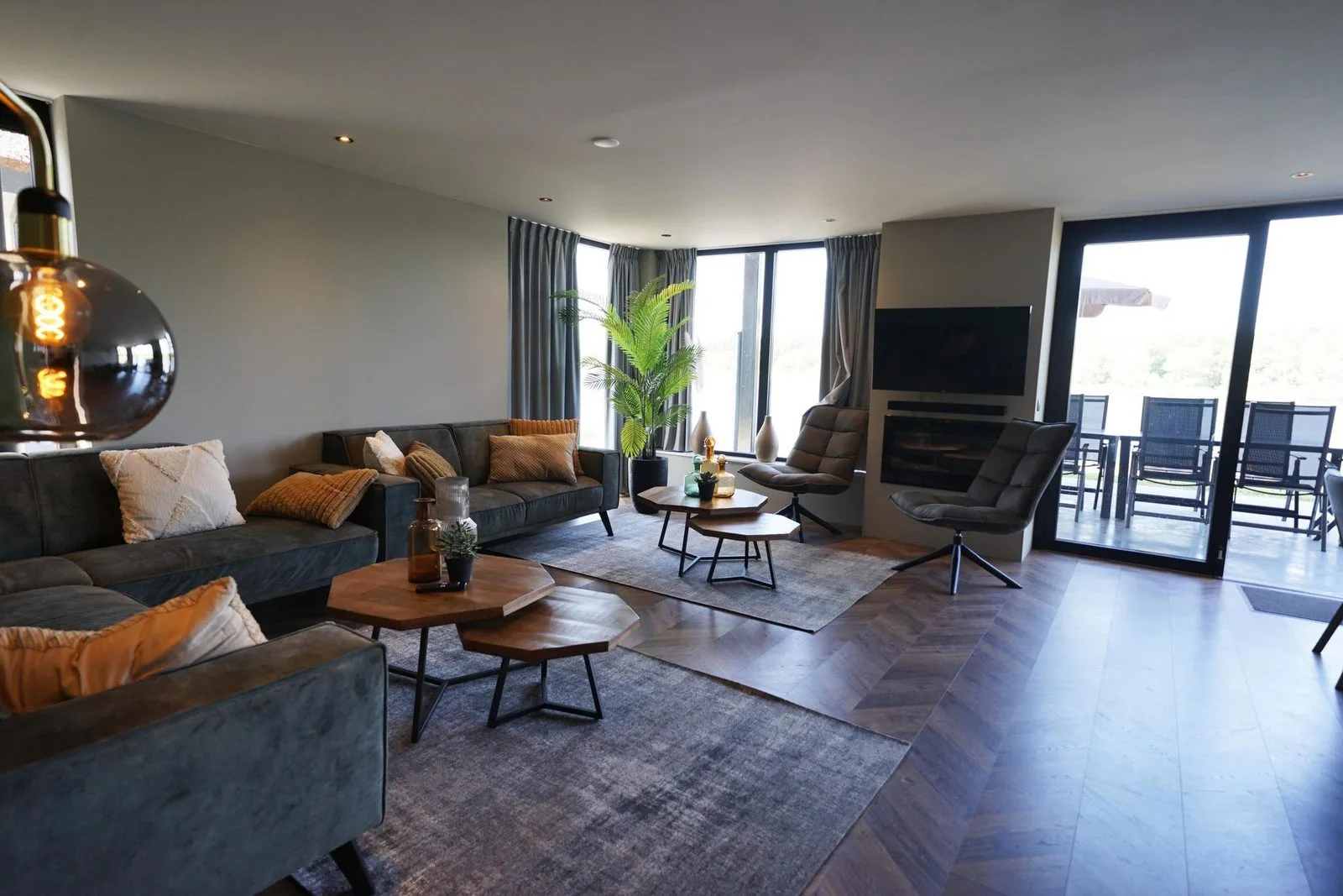 Ruime, drempelloze woonkamer van een MIVA vakantiehuis aan het water