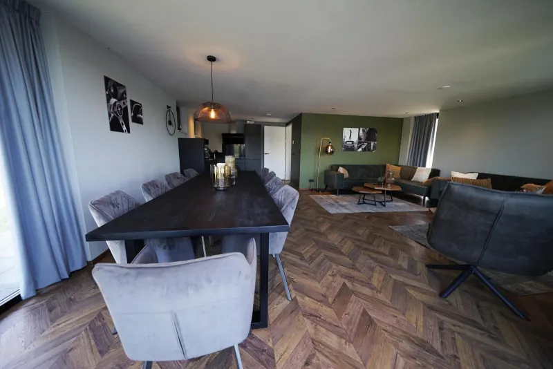 Moderne keuken in de rolstoel-toegankelijke villa