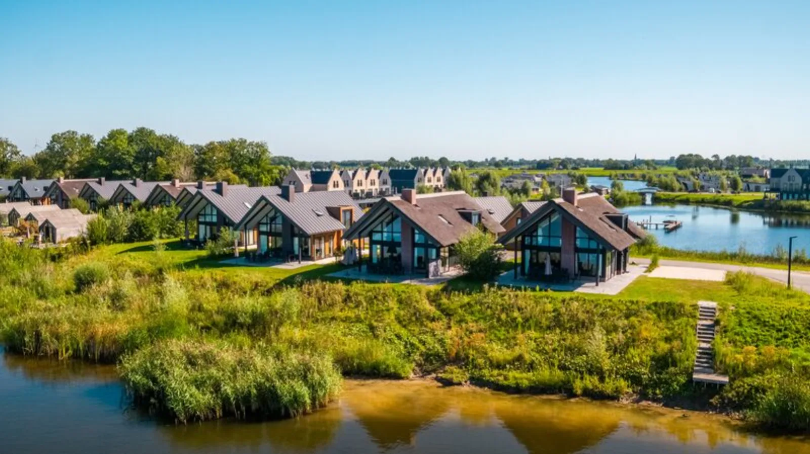 Luchtfoto van EuroParcs De IJssel Eilanden aan het water in Kampen